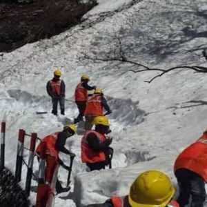 Snow Mountain Cutting Procedure Starts in Kedarnath for Chardham Yatra